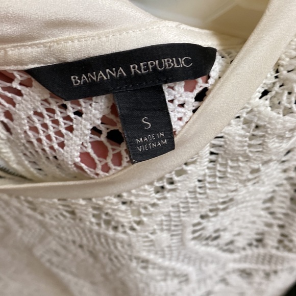 Banana Republic daisy crochet top with half zipper back. Size small. - Picture 2 of 3